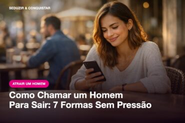 Mulher sorrindo ao olhar o celular em um café, preparando o convite para chamar um homem para sair