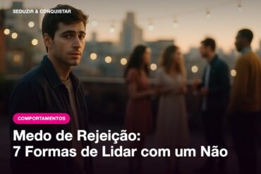 Homem em um terraço ao entardecer olhando com hesitação para um grupo, ilustrando o medo de rejeição
