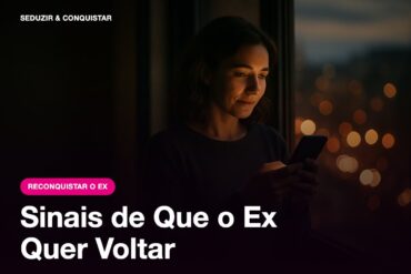 Mulher olhando o celular à noite, pensando se o ex quer voltar